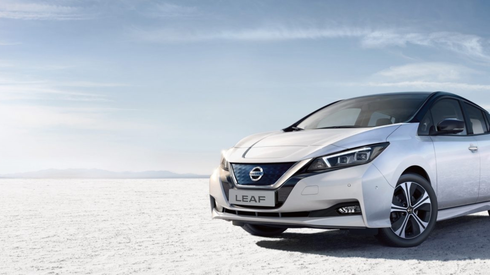 20-nissan-Leaf-hero-front-with-city-background-20tdieulhdpace101.jpg.ximg.l_full_m.smart